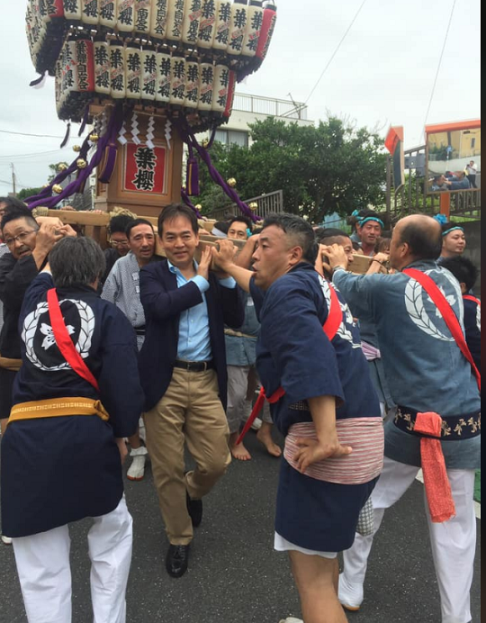 葉山のお祭りで御神輿を担がせていただきました。