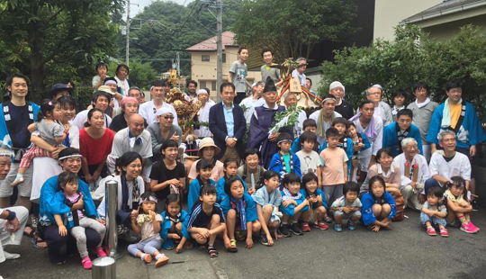 葉山のお祭りで御神輿を担がせていただきました。