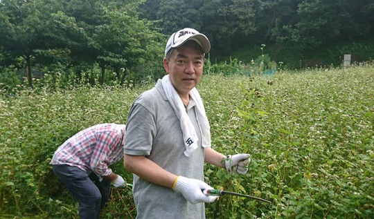 畑に親しむ会の皆さんと蕎麦の実を収穫しました。