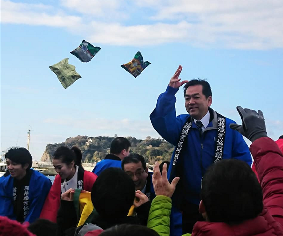小坪漁港開き　腰越漁港開きでみかん撒き