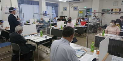 感染拡大防止策を施した会議室